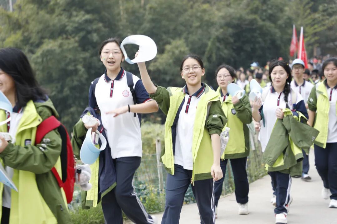 萱花中学近日,永川中学初2022级2000名师生和家长志愿者们一起走出