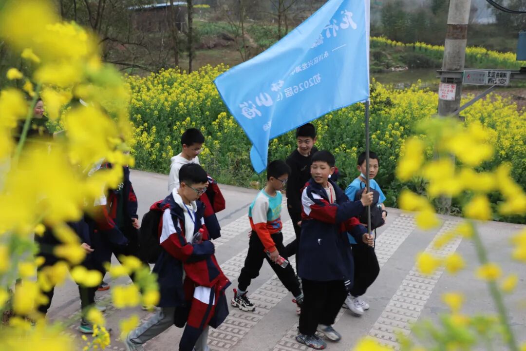兴龙湖中学近日,北山中学分批举行了"亲近自然,尚美而行"野外远足拉练