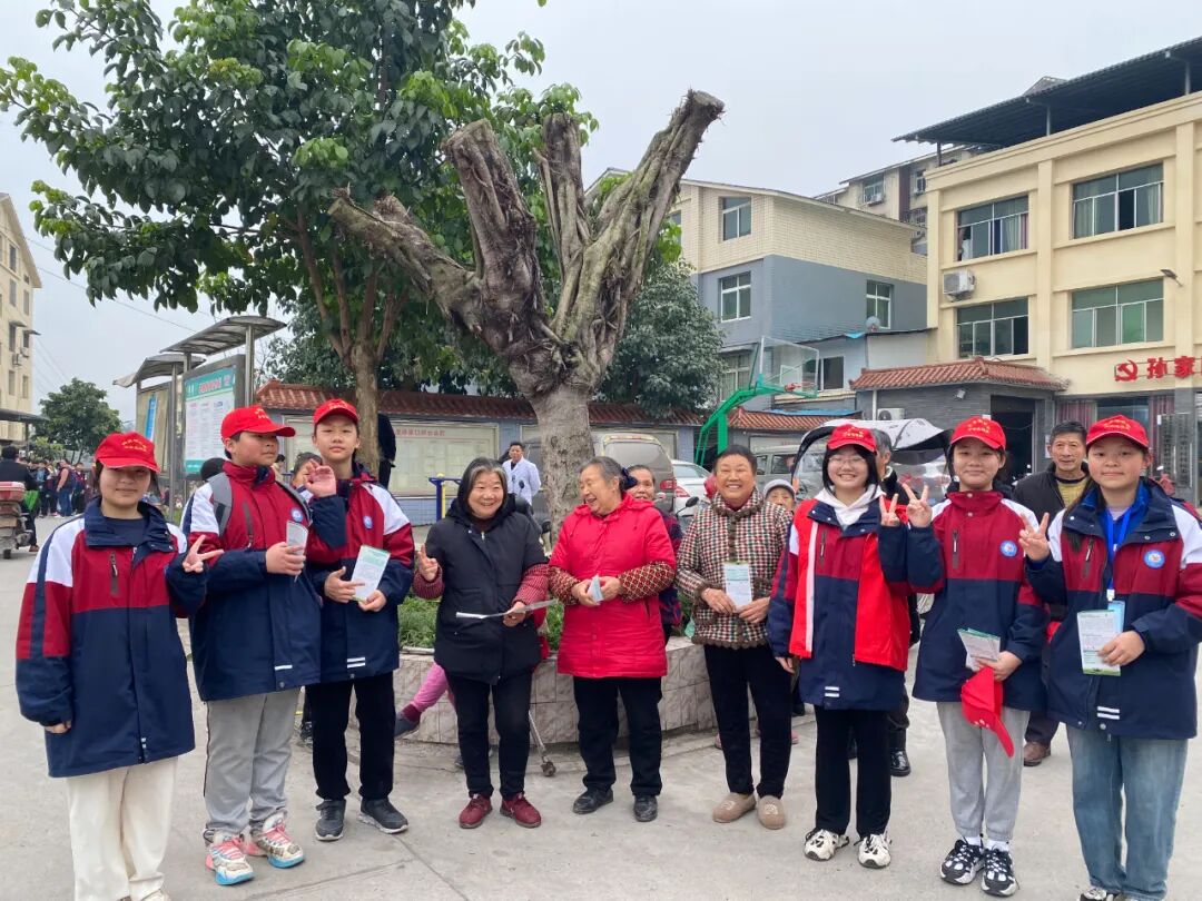 近日,兴龙湖中学初2026级1400余名党,团员师生在孙家口沿线往返近20