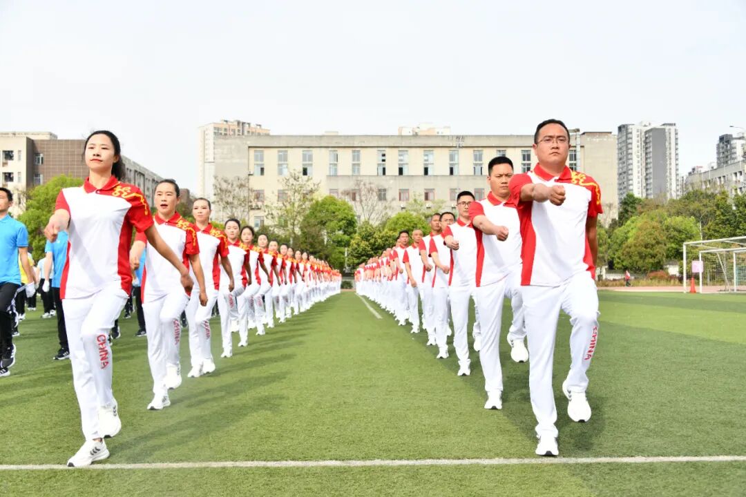 在"同运动·享健康·向未来"中小学师生活力展环节,永川中学,南大街