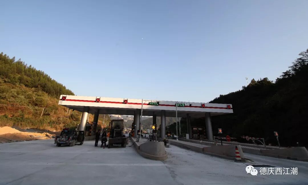 在汕湛高速入口处的悦城东收费站,整体建筑已建设完成.