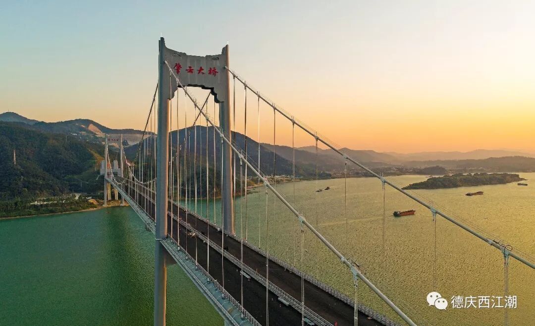 汕湛高速德庆段重点工程——肇云大桥的建设也进入扫尾阶段.