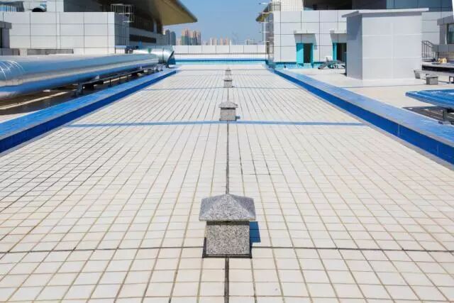 17800㎡屋面坡度明显,天沟排布合理,排水通畅.