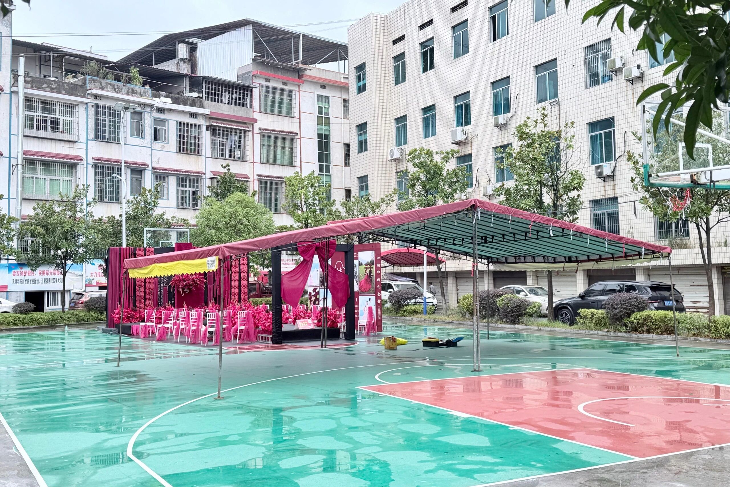 武冈市：政府篮球场变身婚礼殿堂 一场国庆婚礼见证干群鱼水情