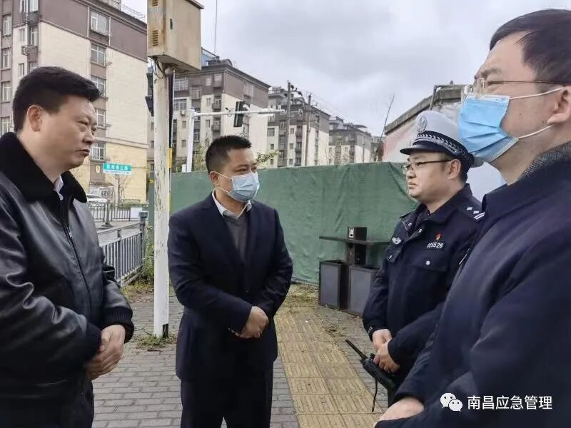 吴志强一行查看了候车大厅,车辆监控系统,乘车物品查验区,微型消防站