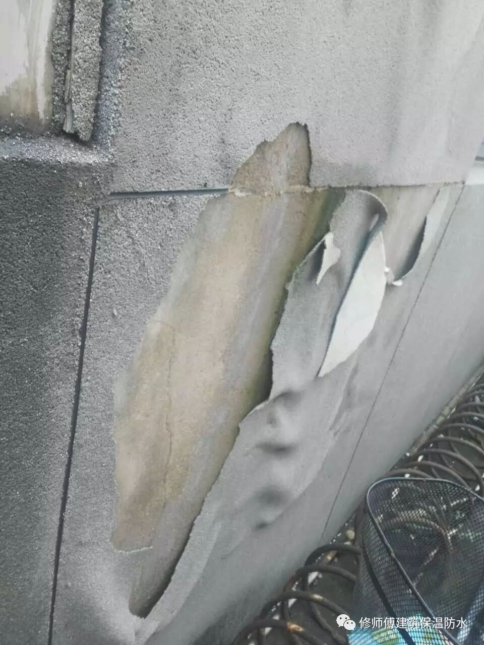 和很多涂料脱落一样,腻子粉化在这个案例中"功不可没".