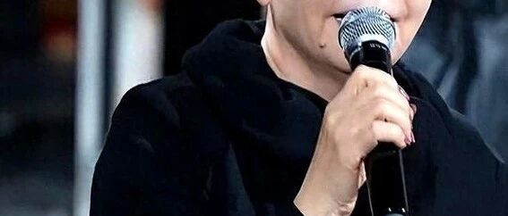 宋丹丹亮相北京剧院,发际线后退伴白发,观看张一山表演感动流泪