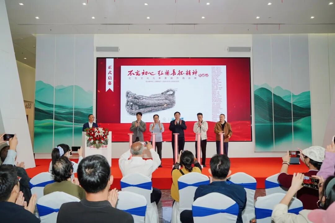 启幕现场：四川民族学院校党委书记管永林（中），四川美术馆馆长吴晓东（左一），高校代表成都美术学院副校长贺阳（右一），学术专家代表饶建华（左二），四川省美术家协会专职副秘书长秦宇中（右二）.JPG