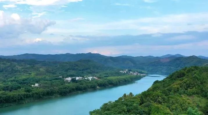 大洲镇位于两广接壤处,贺江,东安江蜿蜒贯穿全境,与广西苍梧县木双镇