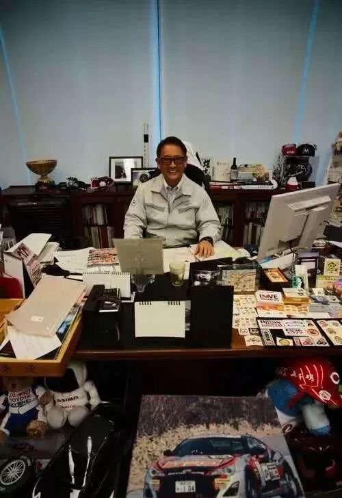 雷军，扎克伯格，Linus 等巨佬的办公桌