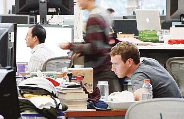 雷军，扎克伯格，Linus 等巨佬的办公桌