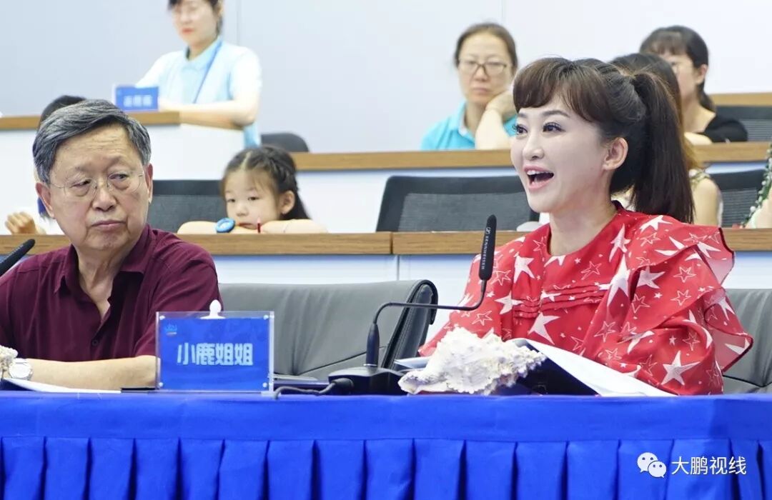 少儿频道节目主持人"小鹿姐姐"郏捷做点评中央戏剧学院教授,博士生