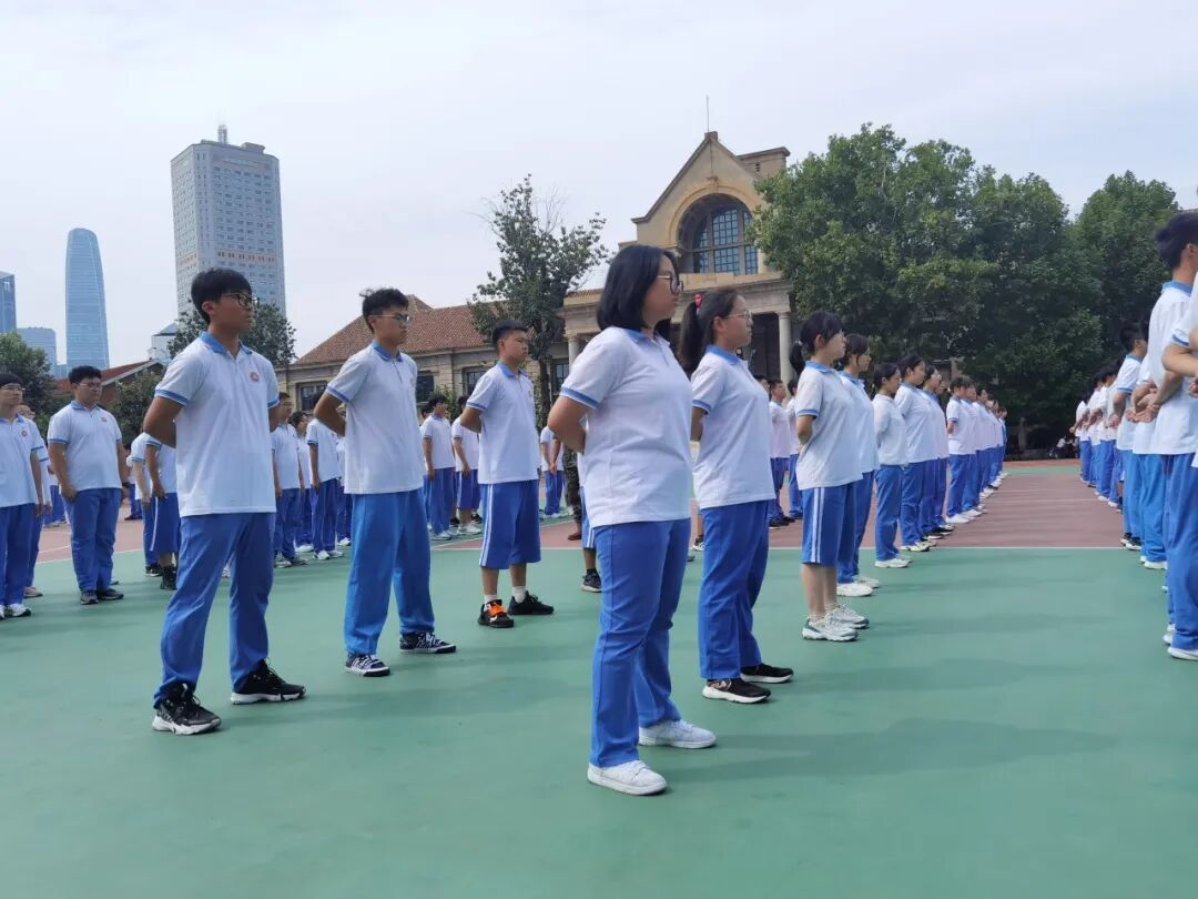 在这里发生烈日当空,朝气昂扬,展青春朝气无军训不青春,着整齐校服,校