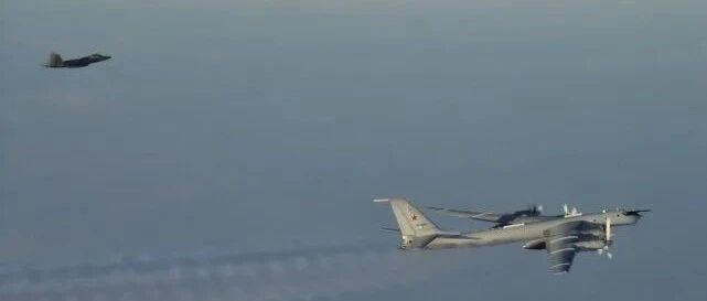 F22隐身战机遭羞辱，这一次是俄军飞行员干的，螺旋桨飞机大胜