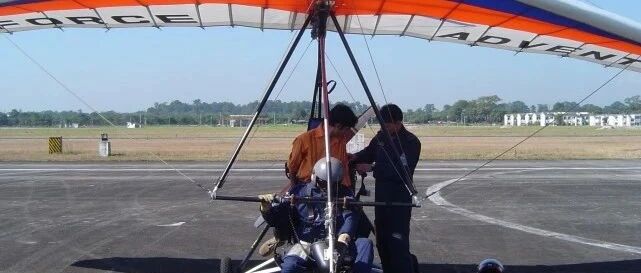 印度海军一架滑翔机坠毁！2名军官当场摔死，惨到想跳伞都没办法