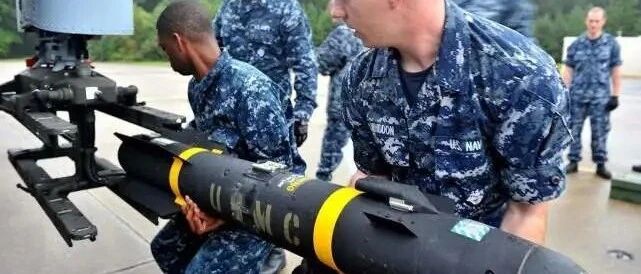 直10发射新弹！射程比地狱火远一倍，坦克被击毁都不知道哪打的