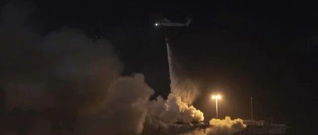 美军4万吨航母直接烧毁！船体已经略向右倾斜，主桅杆完全烧倒了