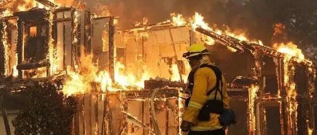 美国最有钱的州快被火烧光，出动军队都没用了，州长急求邻国救命