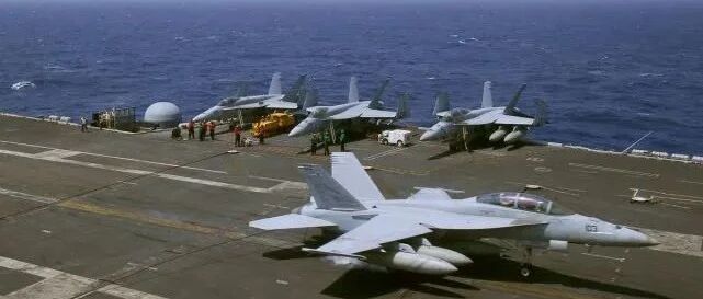 美国核潜艇突然被伊朗发现！遭反潜舰机围堵，最后被迫上浮逃走了