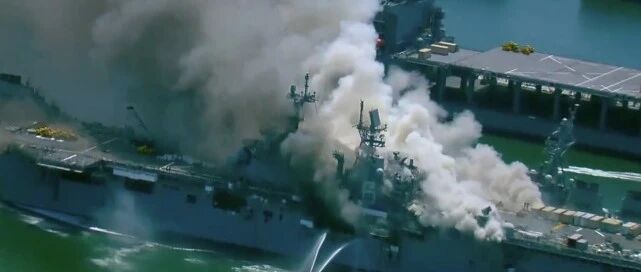 美国准航母突然爆炸起火！飞行甲板中段烧毁，现场惨烈照片曝光