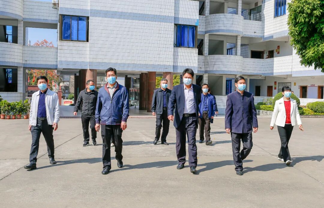 上午十点,练胜红一行先后来到兴宁一中等学校,对各