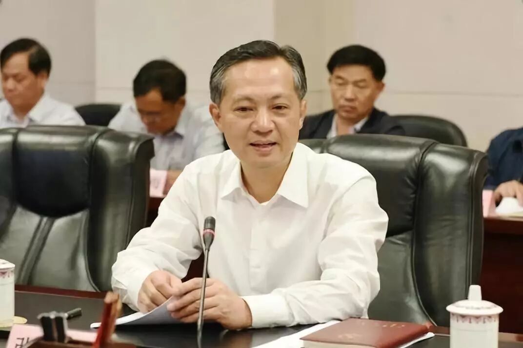 张硕辅去了沿海大省广东,履新省委常委,广州市委书记;刘建超也回到了