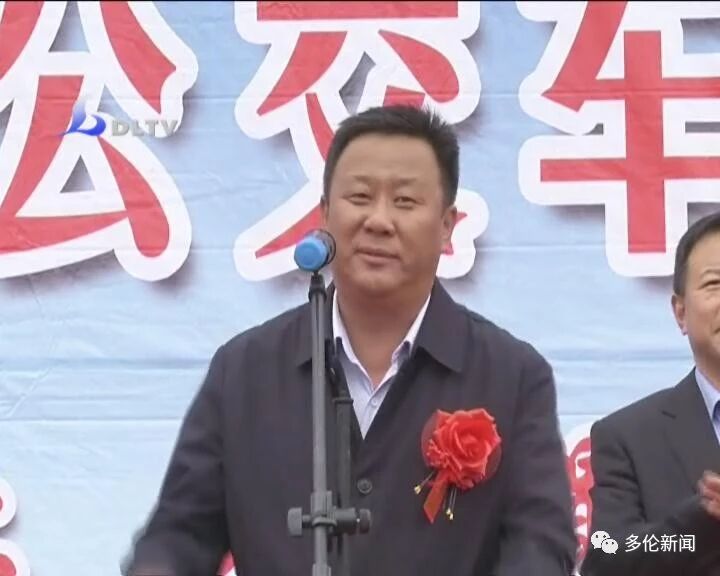 为新能源公交车运营发车仪式进行剪彩后,县长刘建军宣布多伦县新能源