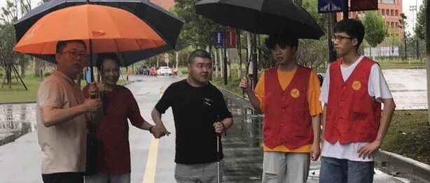 杭州22岁脑瘫男孩考上本科!见到室友,他瞬间惊呆