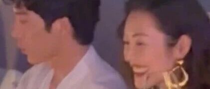 井柏然刘雯合体出席晚宴,互动亲密笑容满面;此前两人被曝领结婚证,双方均未回应