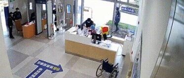 “开门！”浙江97年小伙在医院门口声嘶力竭！全网点赞...