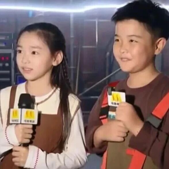 佟丽娅、陈思诚儿子朵朵和董璇女儿小酒窝一起接受央视采访,受邀参加2025大湾区电影音乐晚会