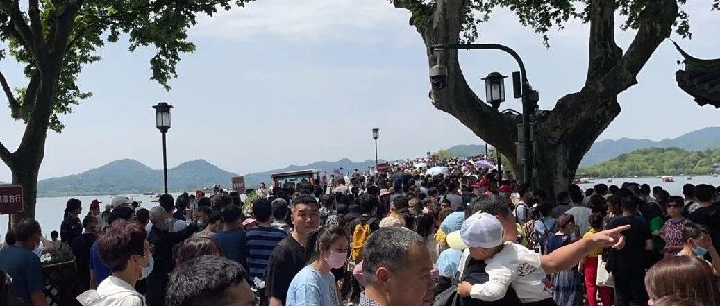 此刻断桥!31万人涌入各大景区，这只是第一拨!杭州，连厕所都是网红打卡点!