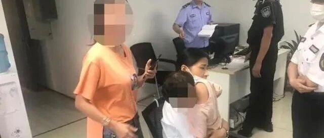 杭州3岁女娃被锁车内,哭到满身大汗!妈妈居然还在…夏天到了,这件事可马虎不得