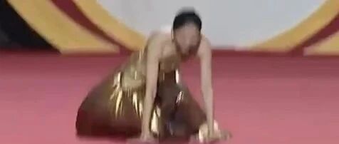 王子文走红毯踩长裙摔倒,鞋跟约20厘米,本人报平安:放心,姐们儿练过