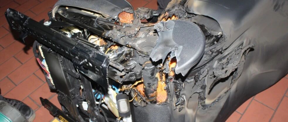 停路边的奔驰诡异自燃!杭州女司机懵了:我哪儿错了?紧急提醒:车内别留这东西!看一眼就懂