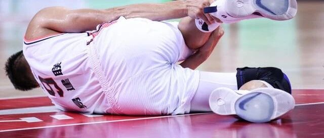 易建联,重伤离场!最新伤情来了...刚刚,阿联发文回应!网友:一个时代真的要结束了?