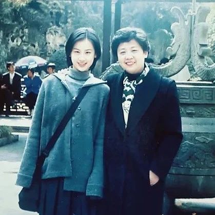 黄圣依官宣参加母女综艺,公布15岁时与妈妈合照,清纯短发,笑容灿烂
