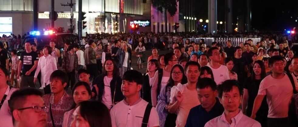 西湖边,1000人突然拦成一道墙!游客被暖到,本地人波澜不惊:这很杭州...