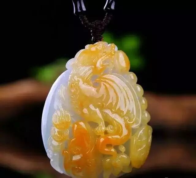 太惊艳了!一条价值1200万的极品黄翡手镯,堪称国宝级黄翡典范!