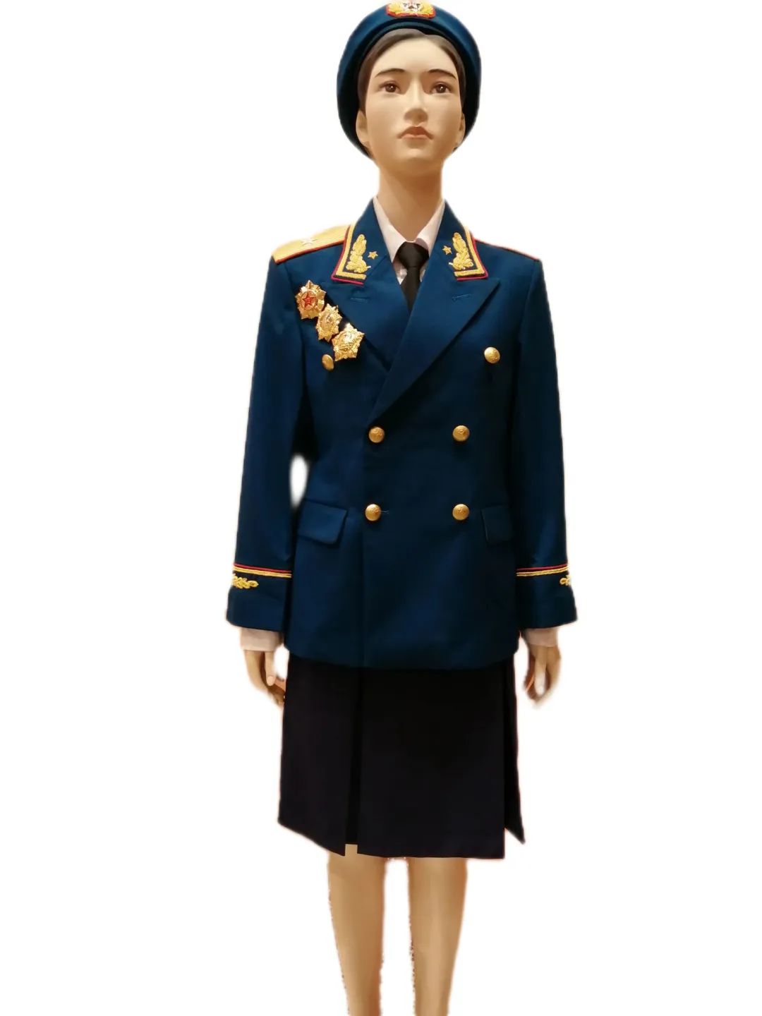 看展去不爱红装爱武装人民军队女军服展亮相省博