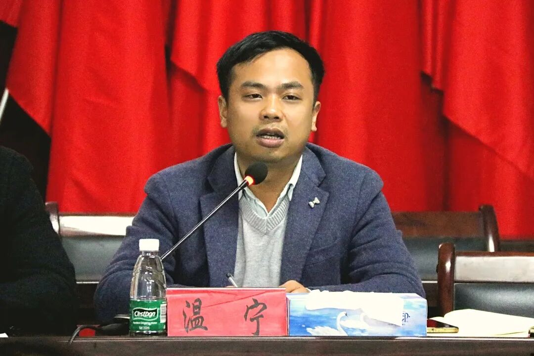现场观摩找差距比学赶超促提升铁石口镇召开早稻生产育秧暨大田翻耕