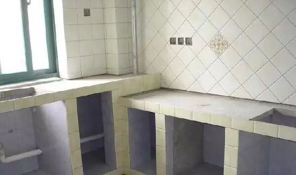 2,我家的厨房,怕梅雨季节容易还潮做了砖砌橱柜,里面贴瓷砖 金刚门