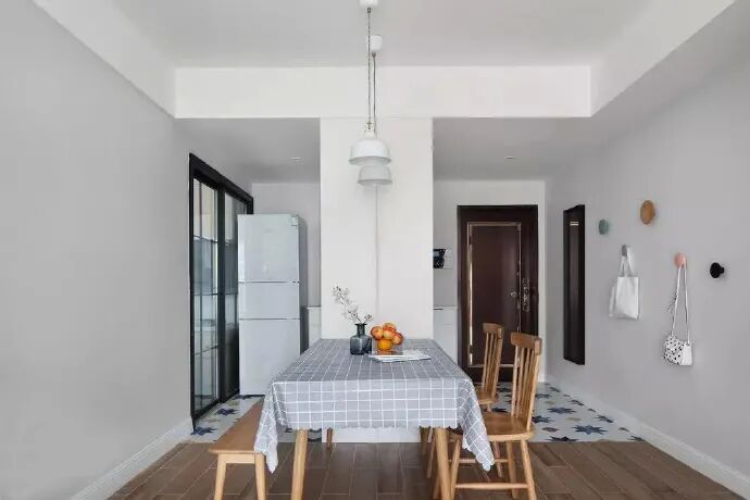 68平两室小户型，客厅不吊顶，电视墙超实用，全屋都漂亮