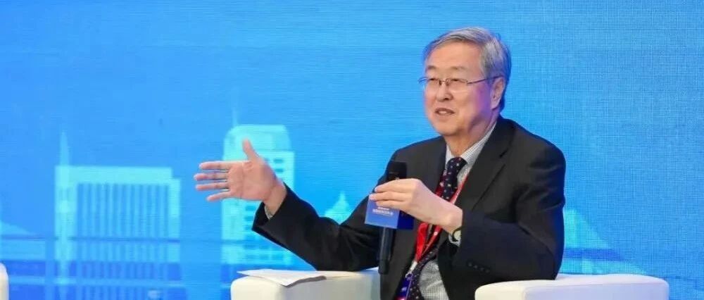 周小川：多角度关注人民币国际化前景