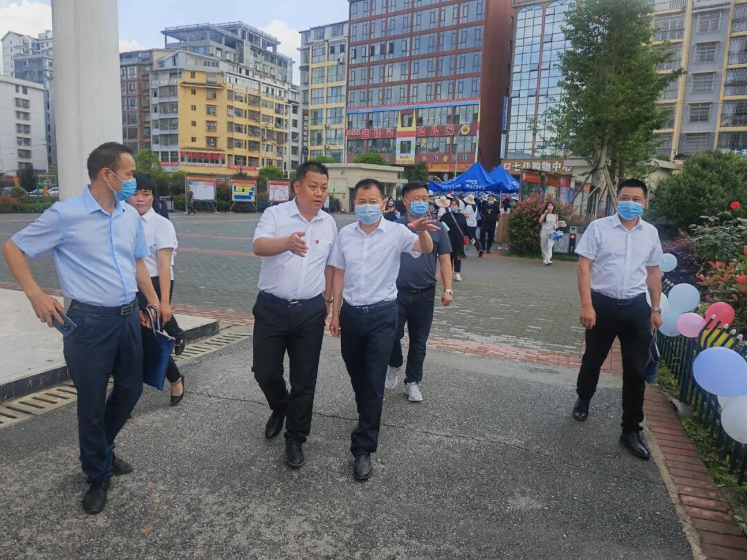 与此同时,县委常委,常务副县长袁仁勇深入城关七小,城关二幼,黎平良瑜