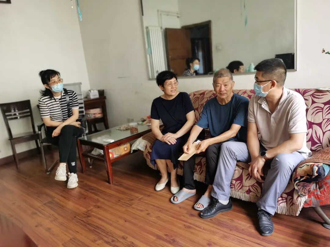 建党101年系列活动 | “七一”走访慰问 真情关怀暖人心 我校开展走访慰问困难党员活动
