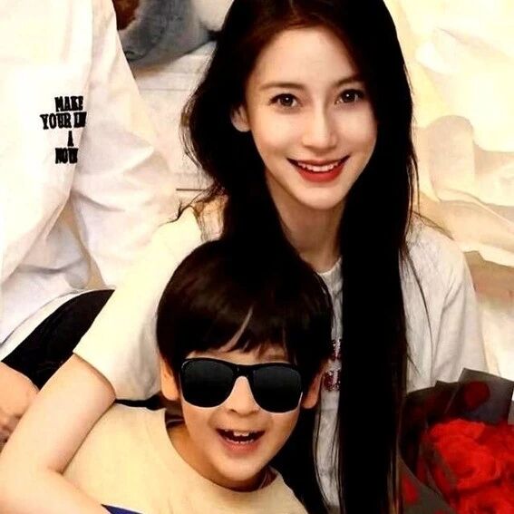 杨颖大方送儿子探班黄晓明!小海绵被爸爸搂怀里亲吻,画面超温馨