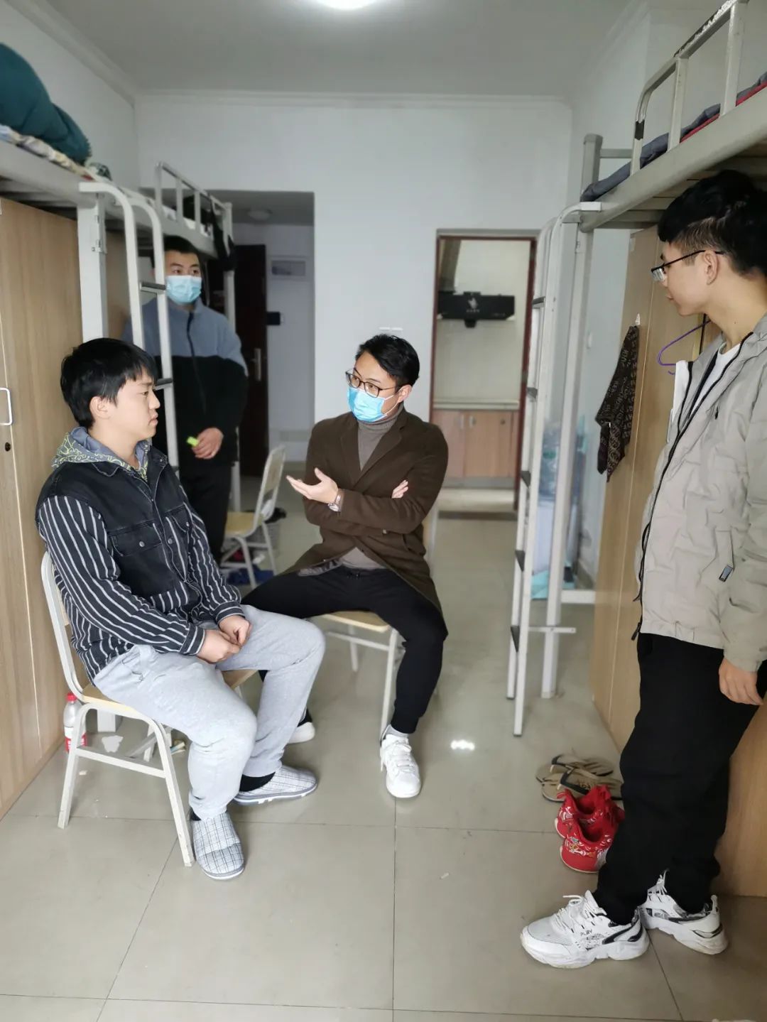 心系学子,情暖人心——川科鼎利中德&人工智能学院领导走访企业慰问学生(图3)