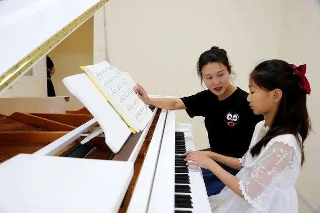 学生上钢琴课时弹得没有像在家里时那么好是不是正常的