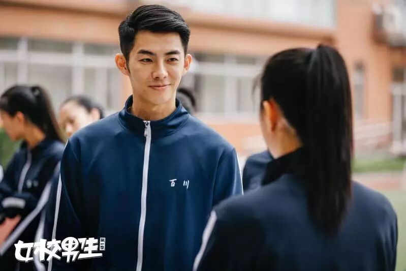 有个电视剧里叫吴桐_苗侨伟有一集电视剧闪三下就是有生命危险的电视叫?_电视剧无贼29集2 分15 秒里酒吧里唱的叫什么歌